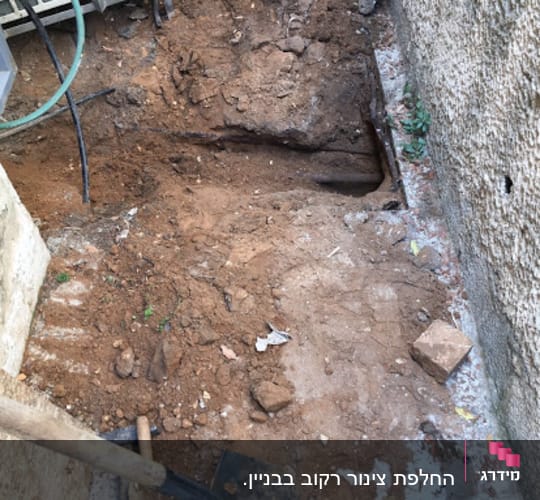 חפירה באדמה עם צינור וכלי עבודה